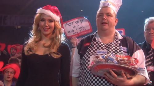 Steve Hine wirft Muffins in das Publikum