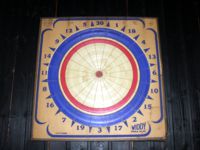 Eine Dartscheibe aus Holz als Geschenk