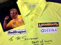 Signiertes Dartshirt von Peter 'Snakebite' Wright