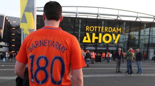 Ein Dartsfan auf dem Weg in die Ahoy Arena, Rotterdam, um die Premier League zu verfolgen
