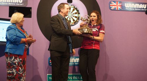 Lorraine Winstanley gewinnt den Damen-Wettbewerb der Winmau World Masters