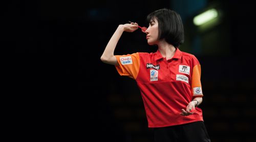 Momo Zhou ist die zweite Dartspielerin beim World Cup of Darts