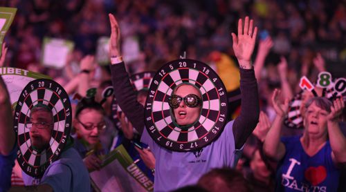 Die Dartfans in Belfast sind außer Rand und Band