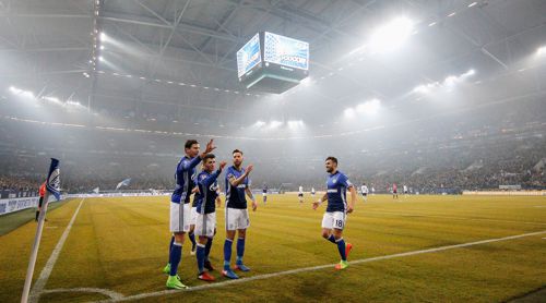 Leon Goretzka und Schalke-Spieler mit Darts-Jubel