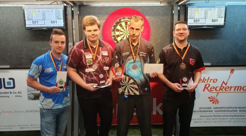 Jeffrey Greven (2.v.r.) gewinnt das Sonntag-Turnier (l. Kevin Knopf, 2.v.l. Joshua Hermann, r. Yves Wawrzyniak)