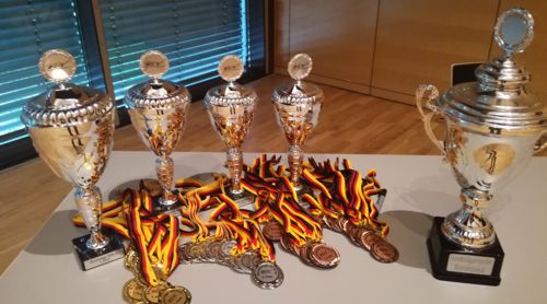 Pokale und Medaillen für die Teilnehmer der Bundesliga-Endrunde