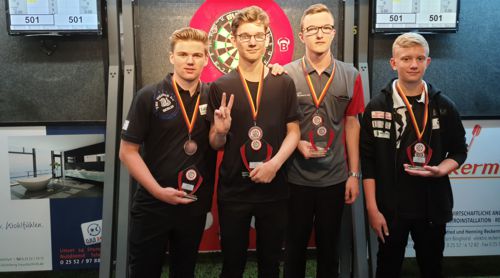 David Schlichting (2.v.l.) gewinnt Junioren-Konkurrenz (l. Ron Leon Kolberg, r. 2.v.r. Robin Radloff) David Schlichting (2.v.l.) gewinnt Junioren-Konkurrenz (l. Ron Leon Kolberg, r. 2.v.r. Robin Radloff)