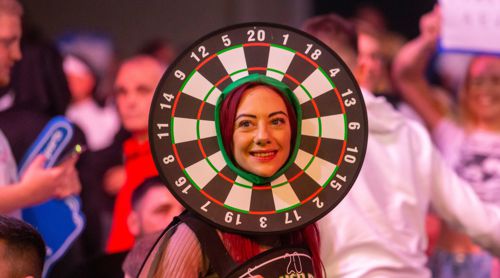 Gesicht im Dartboard