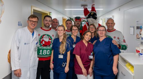 Darts-Weltmeister zu Besuch im Krankenhaus