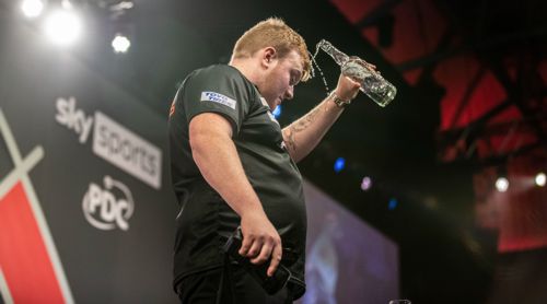 Adam Gawlas schüttet sich Wasser über den Kopf