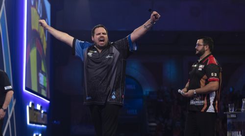 Adrian Lewis gewinnt einen Krimi gegen Cristo Reyes