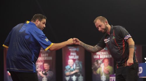 Adrian Lewis sucht den Blickkontakt zu Danny Noppert