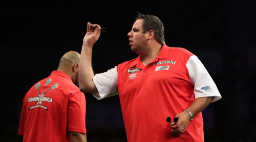 Der Engländer Adrian Lewis lässt dem Südafrikaner Devon Petersen nicht den Hauch einer Chance