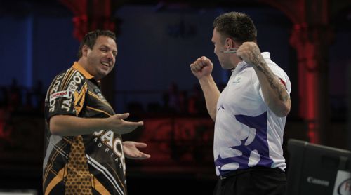 Gerwyn Price vermeidet beim Handshake mit Adrian Lewis Augenkontakt