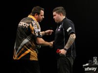 Adrian Lewis hatte keinerlei Probleme mit Debütant Michael Smith