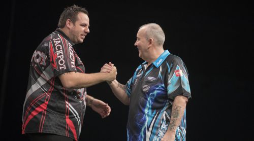 Adrian Lewis und Phil Taylor begrüßen sich freundlich