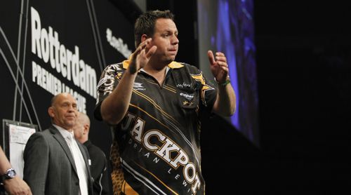 Adrian Lewis zieht zum dritten Mal in ein Halbfinale der Premier League Darts ein