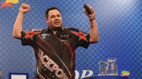 Adrian Lewis setzte sich in der dritten Runde der UK Open 2017 gegen James Wade durch