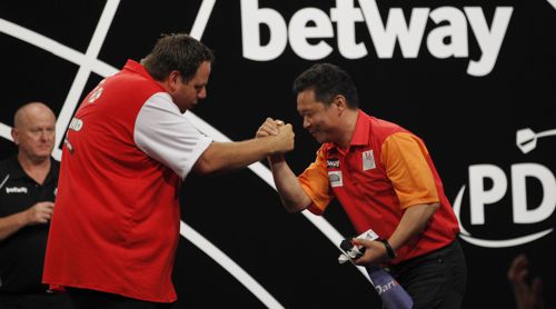 Adrian Lewis gibt gegen Wenge Xie ebenso kein Leg ab, wie Phil Taylor gegen Yuanjun Liu