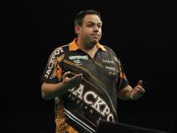 Adrian Lewis ist enttäuscht über die Niederlage gegen Raymond van Barneveld Adrian Lewis ist enttäuscht über die Niederlage gegen Raymond van Barneveld