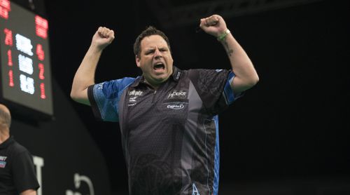 Adrian Lewis überstand die erste Runde des World Grand Prix 2018