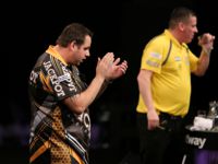 Adrian Lewis übernimmt nach seinem Sieg gegen Dave Chisnall die Tabellenführung der Premier League Darts