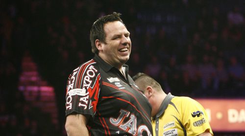 Adrian Lewis hat nach seinem Sieg über Dave Chisnall gut lachen