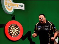 Adrian Lewis zieht nach seinem Sieg gegen Raymond van Barneveld erstmals in ein Finale der World Series ein