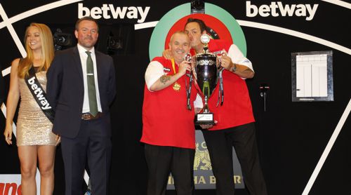 Phil Taylor und Adrian Lewis gewinnen den World Cup of Darts 2016