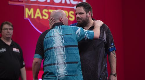 Adrian Lewis tätschelt Rob Cross väterlich