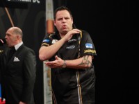 Adrian Lewis kann den 14:8 und 15:9 Vorsprung von Michael Smith nicht mehr aufholen