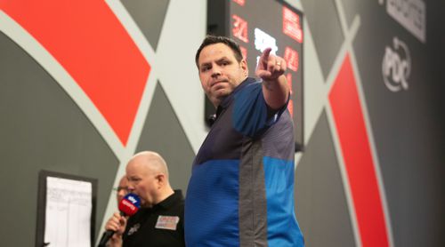 Adrian Lewis zeigt in die nächste Runde