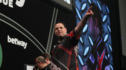 Adrian Lewis zeigt, wo es für ihn hingehen soll, nach oben