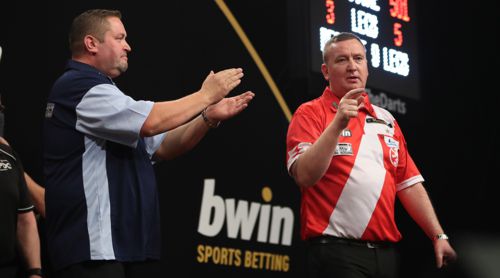 Alan Norris gratuliert BDO-Weltmeister Glen Durrant zu seiner Leistung