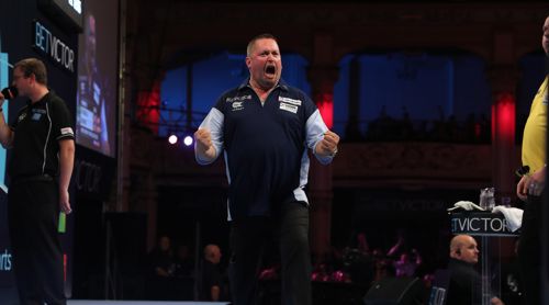 Alan Norris freut sich riesig über seinen Sieg gegen Dave Chisnall