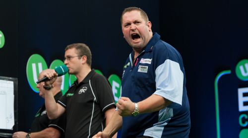 Alan Norris freut sich über seinen Einzug in die zweite Runde der Darts EM