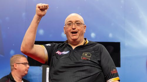 Andrew Gilding ballt die Faust