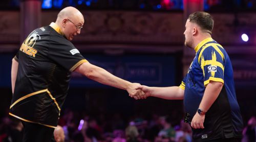 Andrew Gilding begrüßt Luke Littler distanziert
