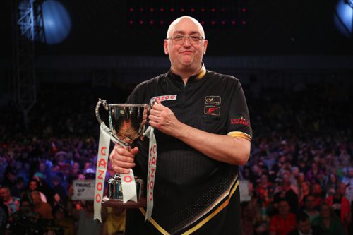 Andrew Gilding mit dem Pokal des Siegers