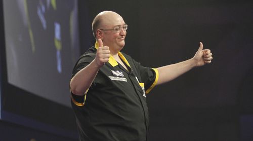 Andrew Gilding freut sich über den Einzug in die zweite Runde der Darts WM 2017