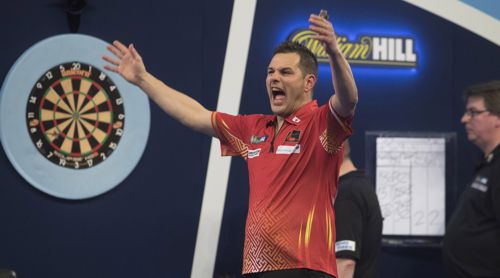 Toni Alcinas freut sich riesig über seinen Sieg gegen Peter Wright