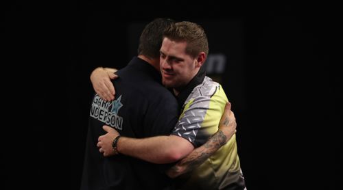 Gary Anderson tröstet Berry van Peer, der unter Dartitis leidet