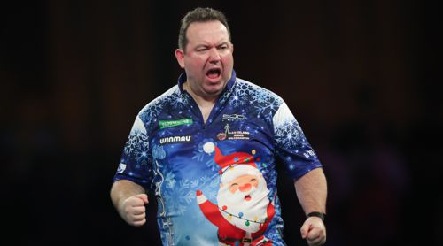 Brendan Dolan traditionell mit Weihnachtsshirt