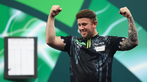 Callan Rydz zeigt seine Muskeln
