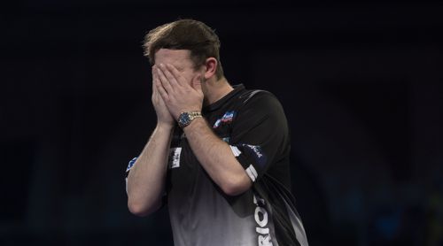 Callan Rydz schlägt verzweifelt die Hände vor das Gesicht