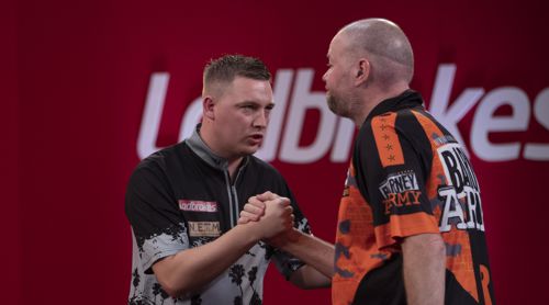 Chris Dobey und Raymond van Barneveld freundschaftlich