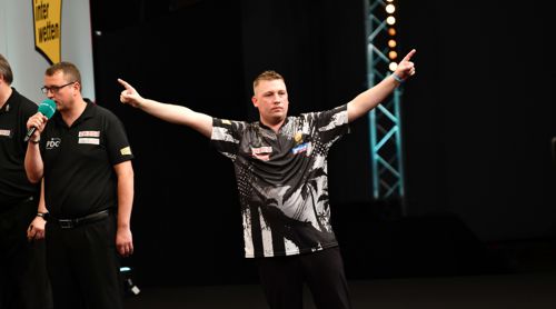 Chris Dobey reißt die Arme hoch