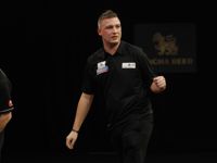 Chris Dobey behält gegen Scott Mitchell die Nerven