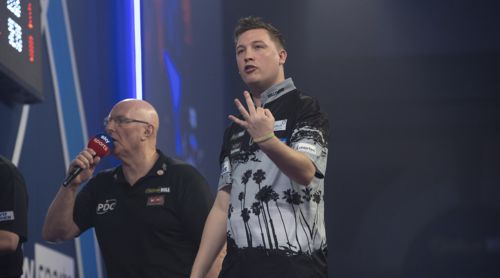 Chris Dobey zeigt 3 Finger
