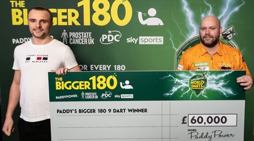 Christian Kist mit dem Scheck für den 9-Darter